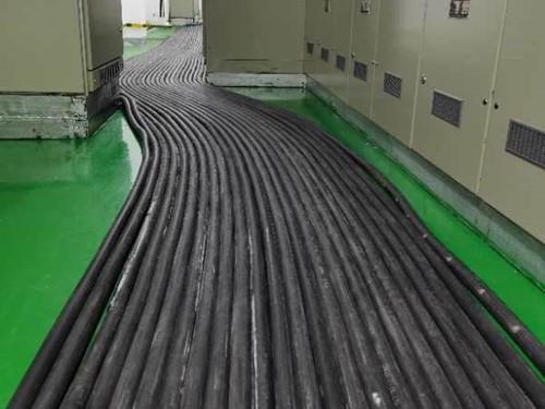 阆中如何根据理论计算公式计算温度对特定电压测量结果的影响？